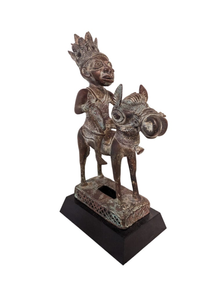 Lot de deux objets : un masque Dan (Côte d'Ivoire) et un bronze du Bénin oxydé.…