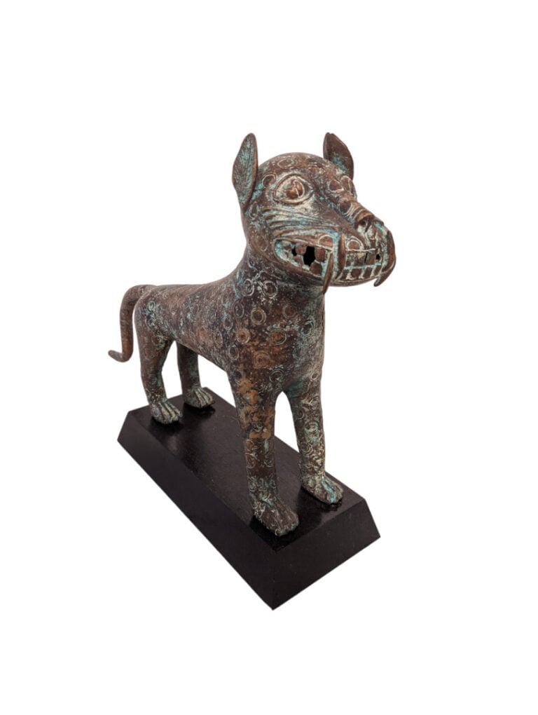 Lot de deux objets : un masque de Nouvelle Guinée et une statuette en bronze du…