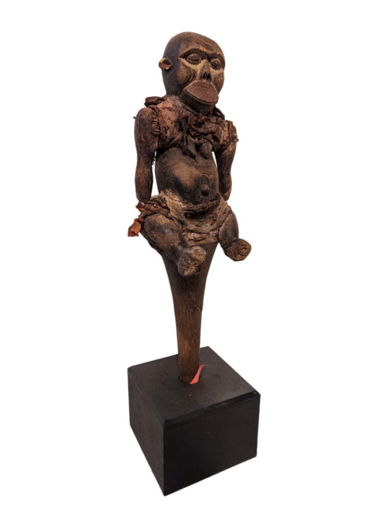 Lot de deux objets : une grande pierre Kissi et une statuette Fon (Bénin) avec…