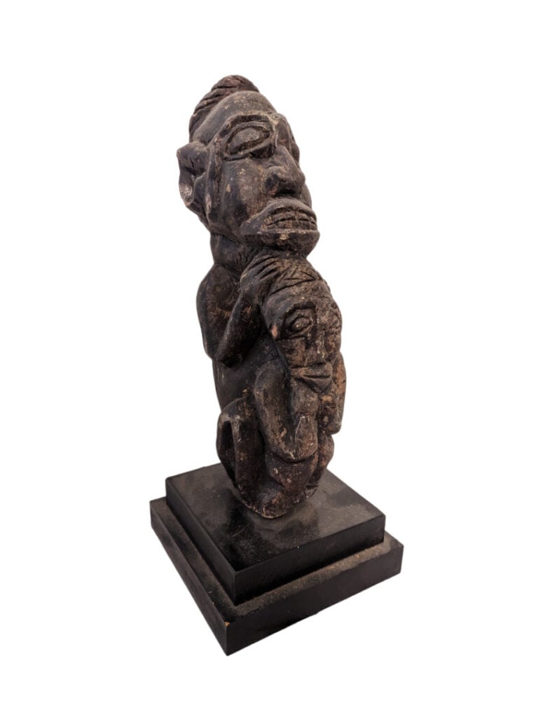 Lot de deux objets : une grande pierre Kissi et une statuette Fon (Bénin) avec…