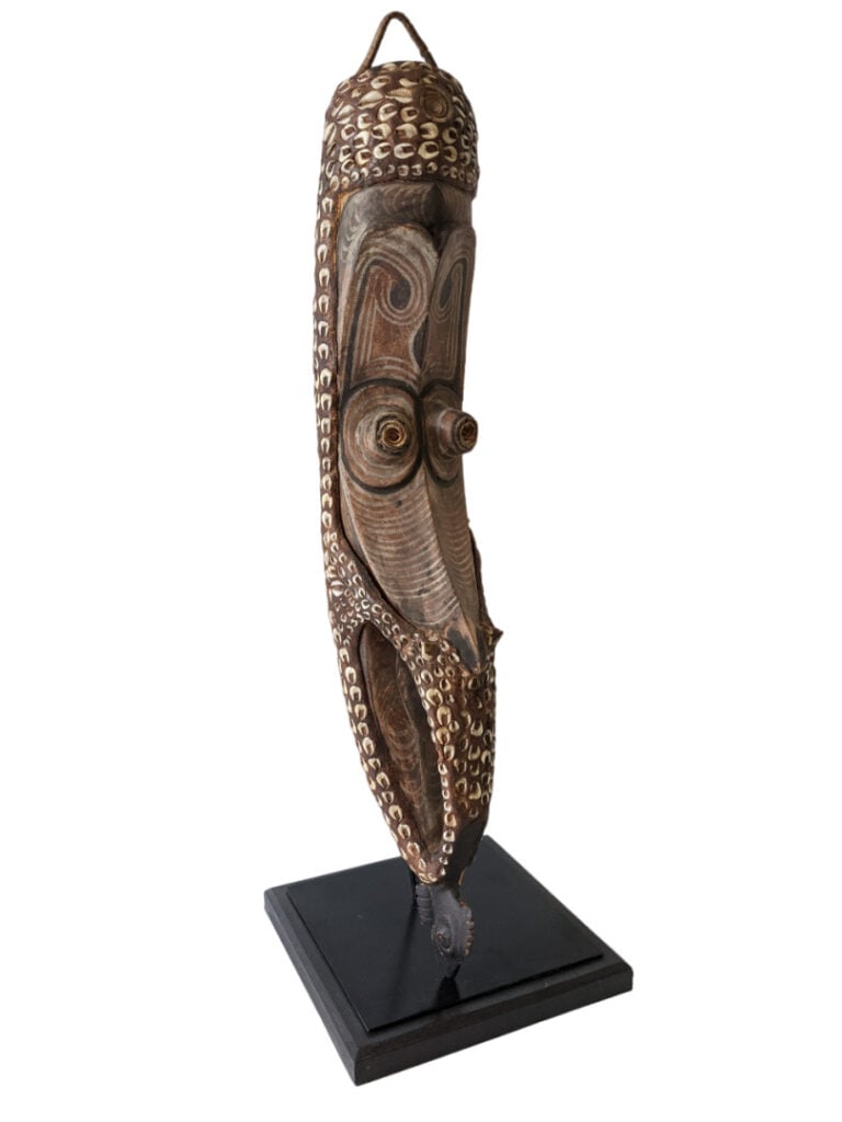 Lot de deux objets : une racine de Nouvelle-Calédonie et un masque de case Sepi…