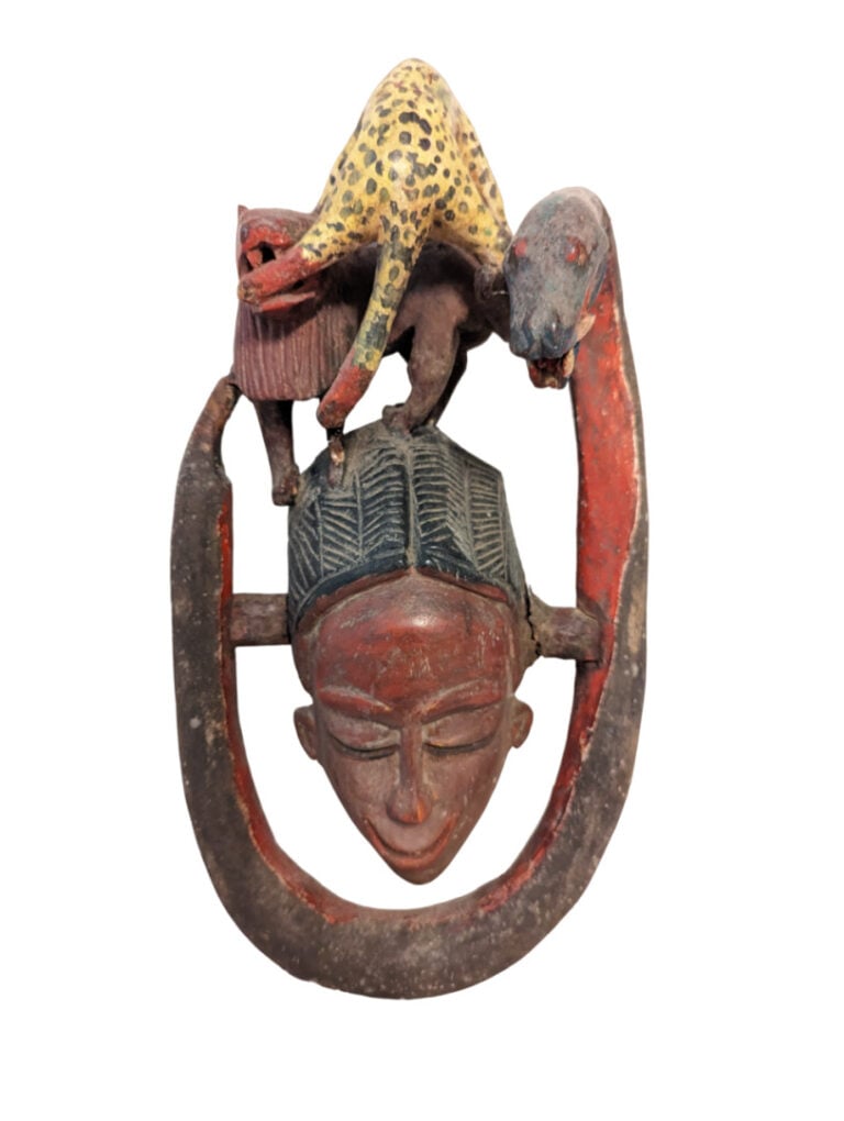 Lot de deux objets : une scène de village en bronze du Burkina Faso et un masqu…