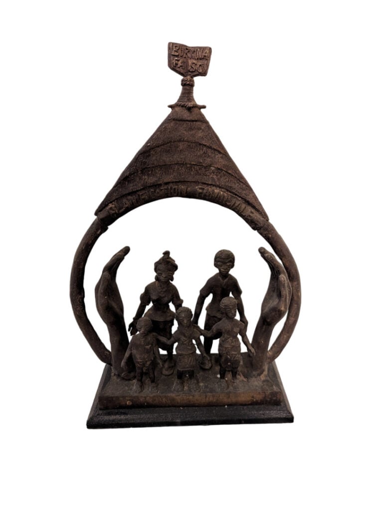 Lot de deux objets : une scène de village en bronze du Burkina Faso et un masqu…
