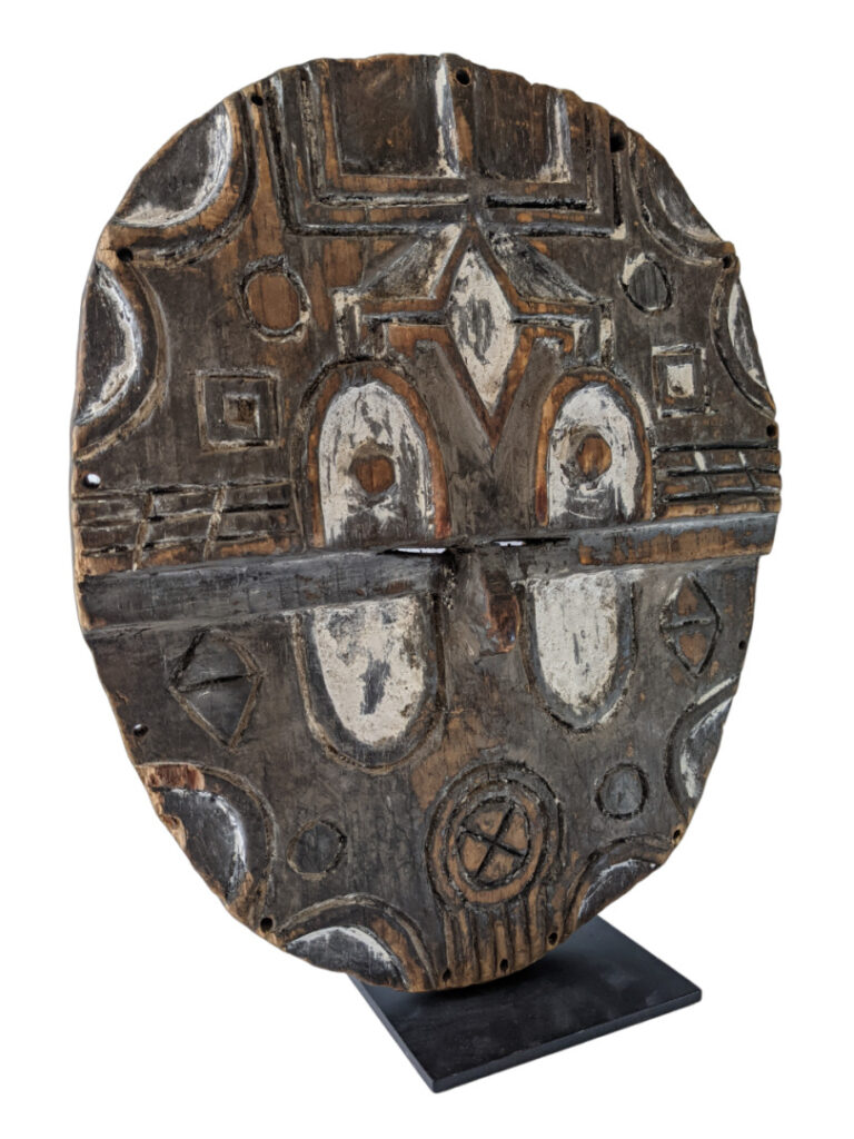 Lot de deux objets : une statue Etiol (Guinée) et un masque Teki (République dé…