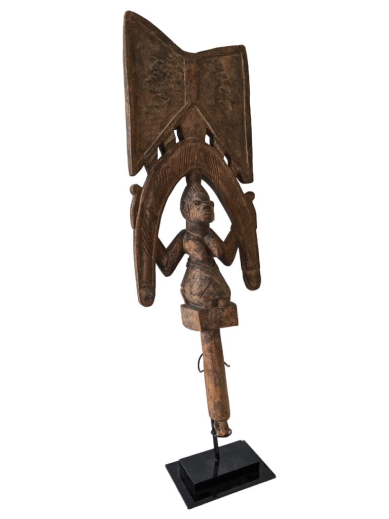 Lot de deux objets : une statuette Yoruba (Nigéria) et un masque Dogon (Mali) a…
