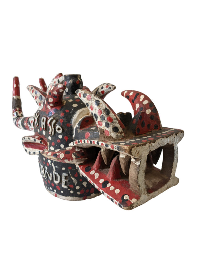 Lot de deux objets : une tête Fang (Gabon) de style et un grand masque Senoufo…