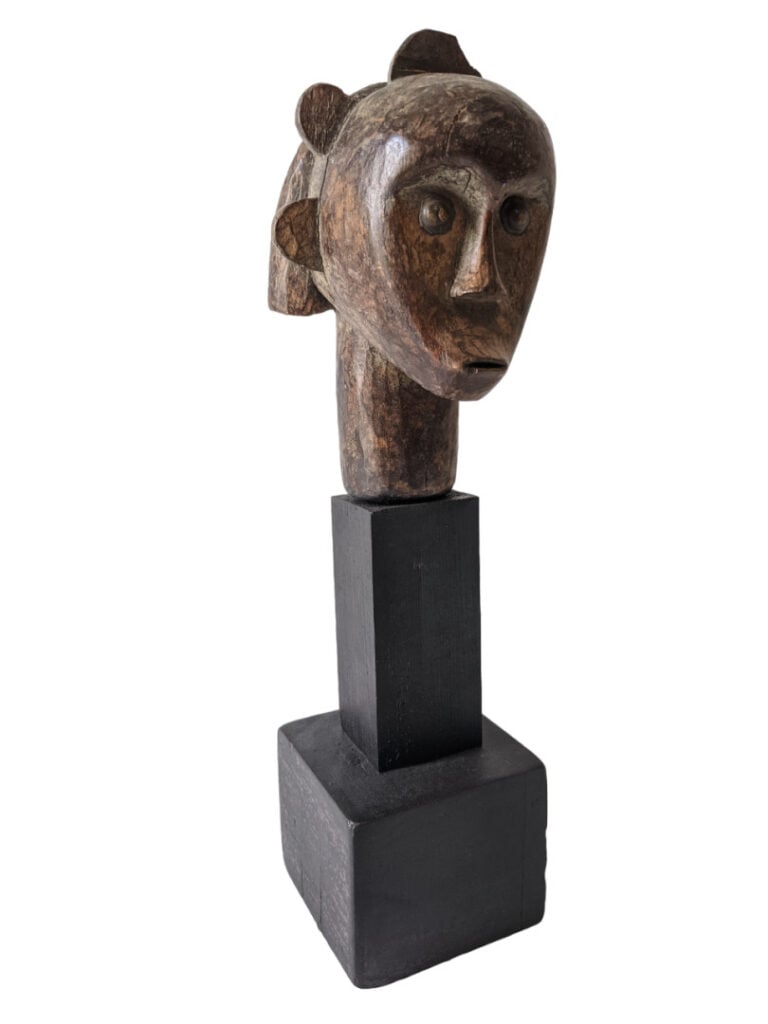 Lot de deux objets : une tête Fang (Gabon) de style et un grand masque Senoufo…