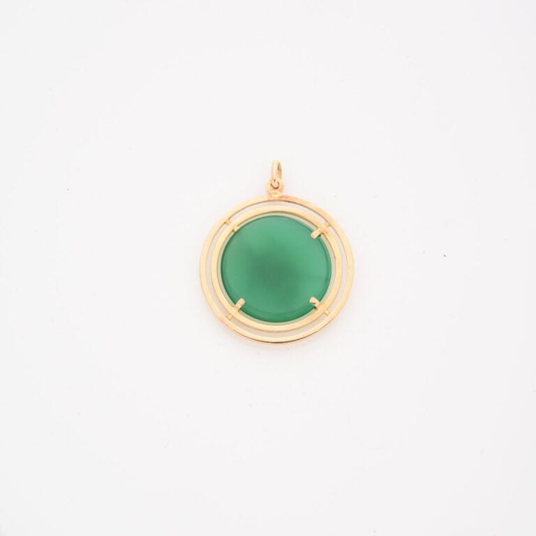 Lot de deux pendentifs en or jaune (750) : - -l'un orné du signe astrologique d…