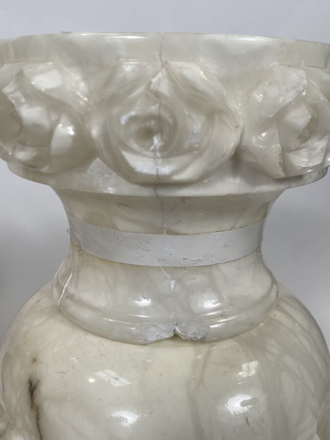 Lot de deux vases en albâtre et centre de table (accidents) - - Lot à retirer à…