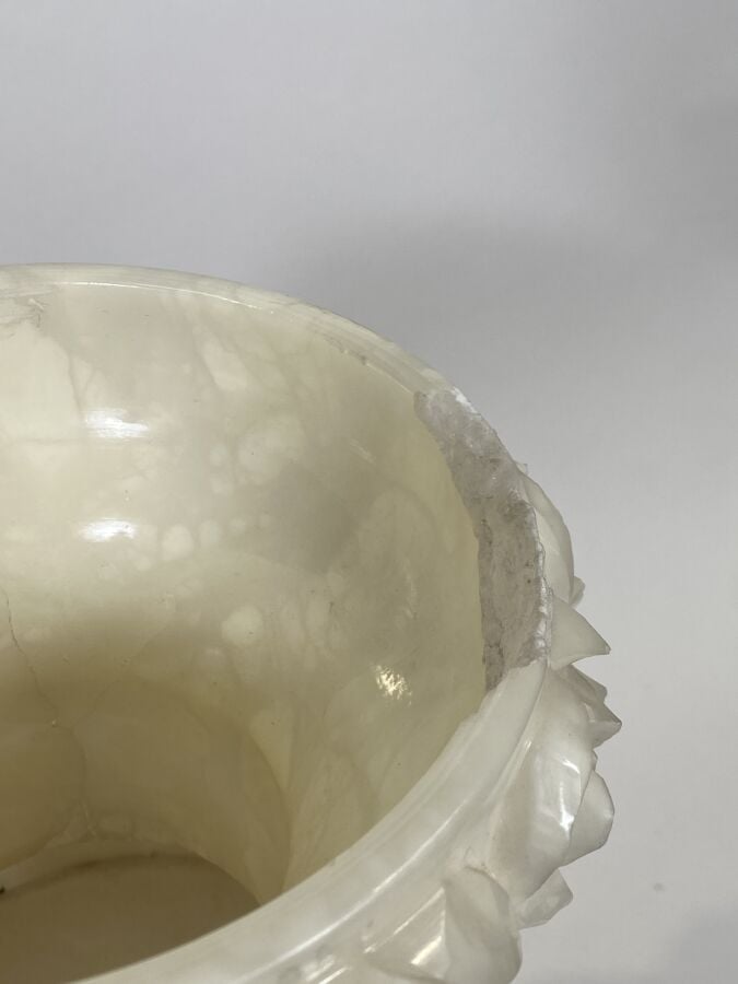 Lot de deux vases en albâtre et centre de table (accidents) - - Lot à retirer à…
