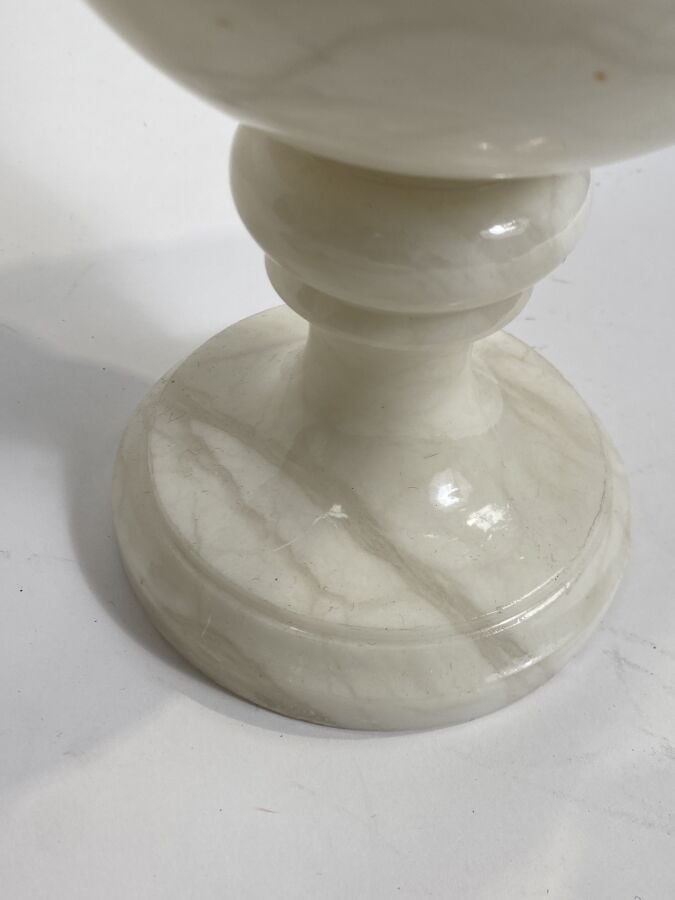 Lot de deux vases en albâtre et centre de table (accidents) - - Lot à retirer à…