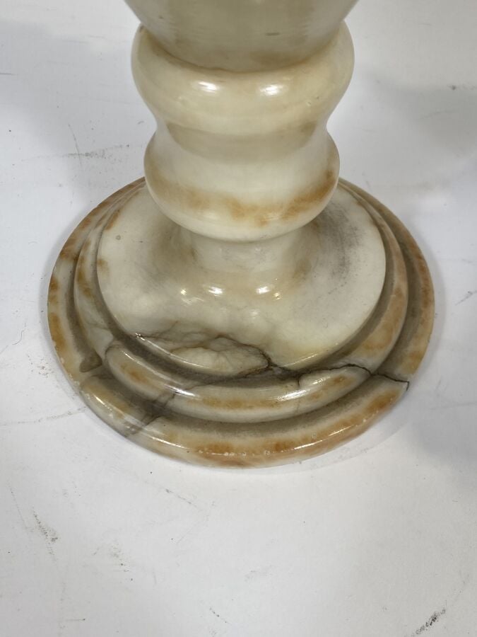 Lot de deux vases en albâtre et centre de table (accidents) - - Lot à retirer à…
