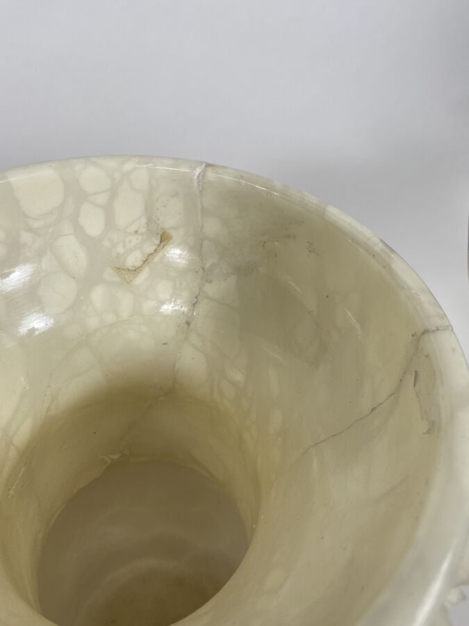 Lot de deux vases en albâtre et centre de table (accidents) - - Lot à retirer à…