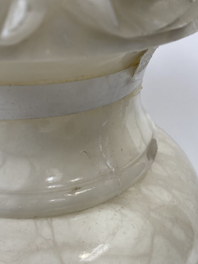 Lot de deux vases en albâtre et centre de table (accidents) - - Lot à retirer à…