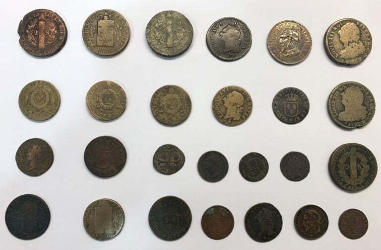 Lot de monnaies en bronze et cuivre divers comprenant notamment : - -Une 2 sols…