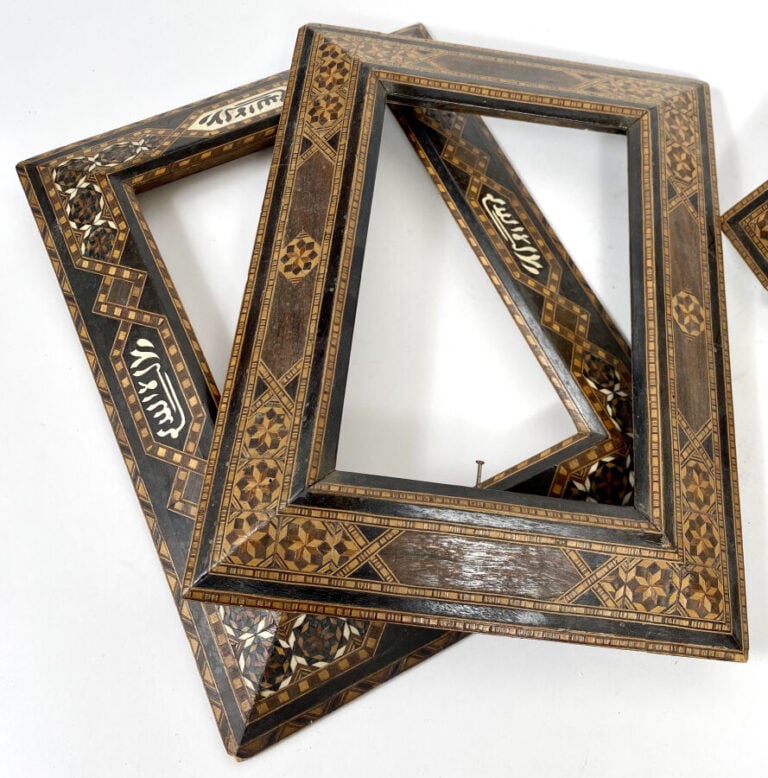 Lot de quatre cadres orientaux en placage de marqueterie et nacre à motifs incr…