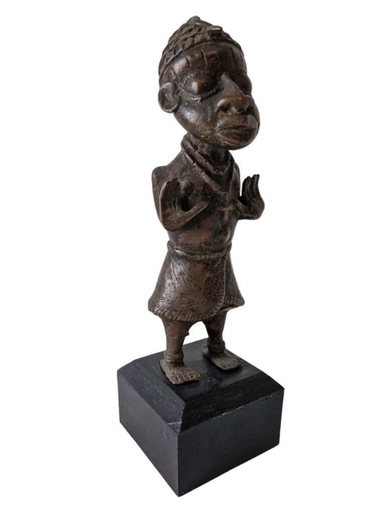 Lot de quatre objets : deux statuettes Baoulé (Côte d'Ivoire), un bronze un bro…