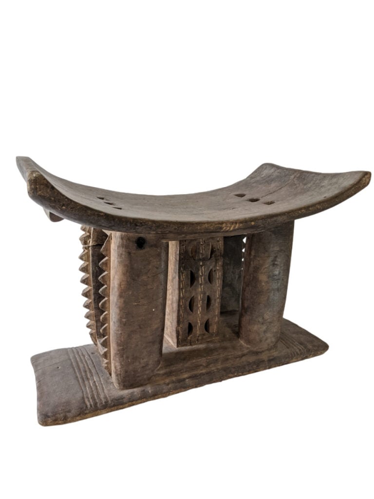 Lot de quatre objets : deux tabourets Ashanti (Ghana), un tabouret Lobi (Burkin…