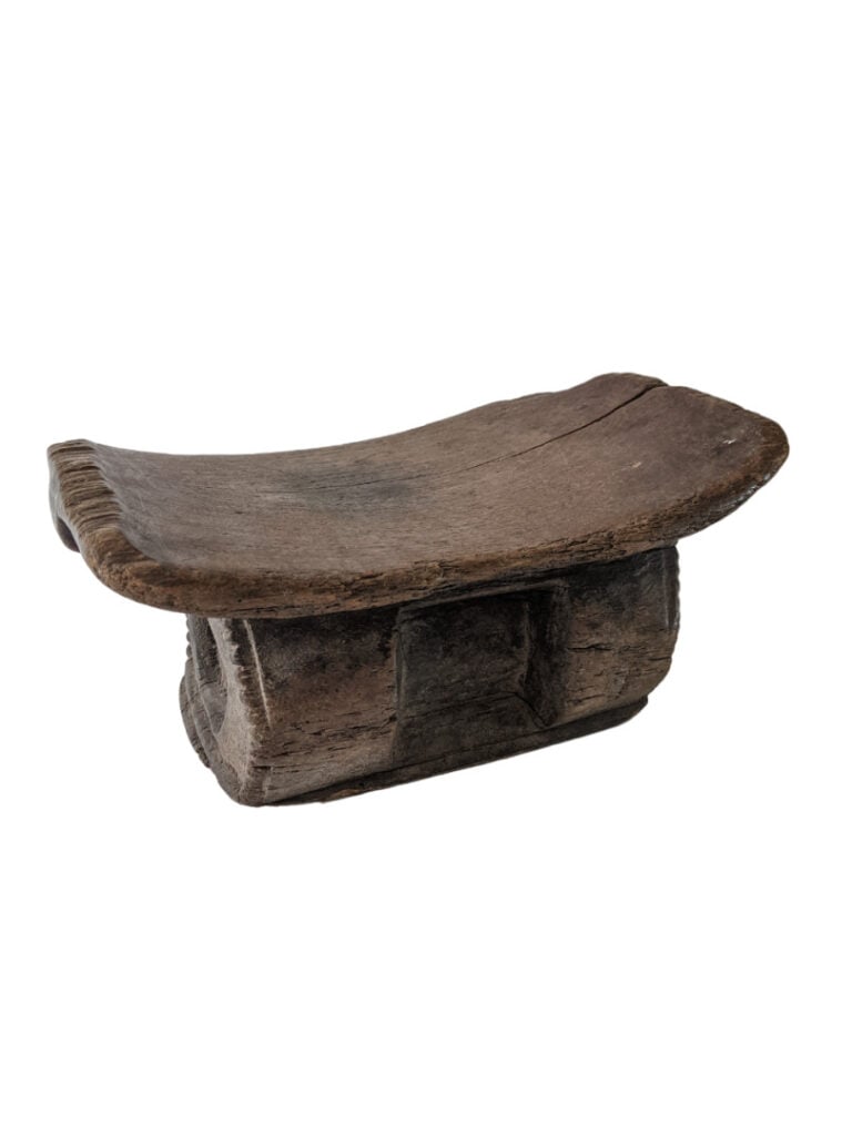 Lot de quatre objets : deux tabourets Ashanti (Ghana), un tabouret Lobi (Burkin…