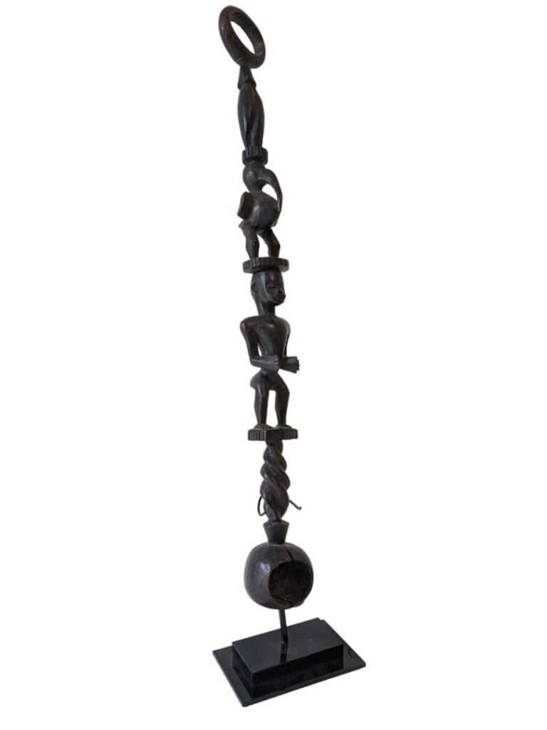 Lot de quatre objets : une cuillère Senoufo (Côte d'Ivoire), une statuette d'un…