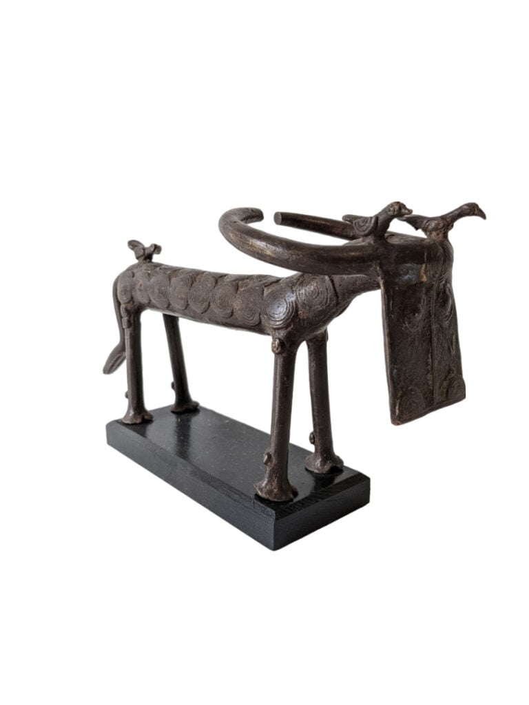 Lot de quatre objets : une petite scène en bronze du Bénin, un animal en bronze…