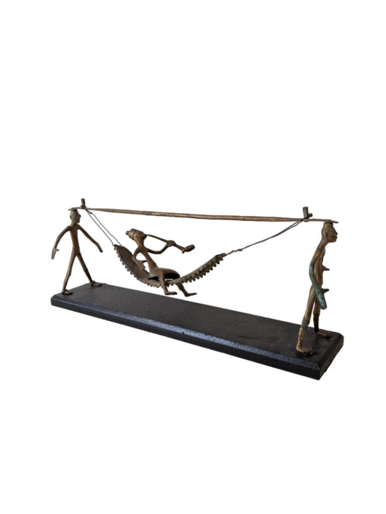 Lot de quatre objets : une petite scène en bronze du Bénin, un animal en bronze…