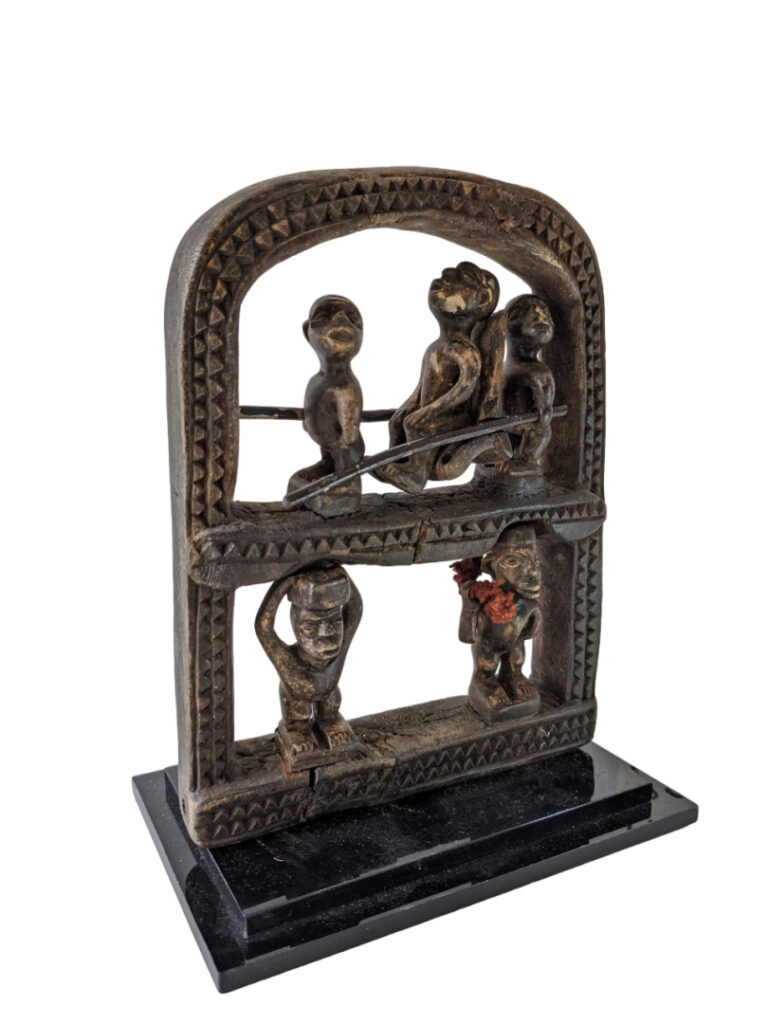 Lot de quatre objets : une petite scène en bronze du Bénin, un animal en bronze…