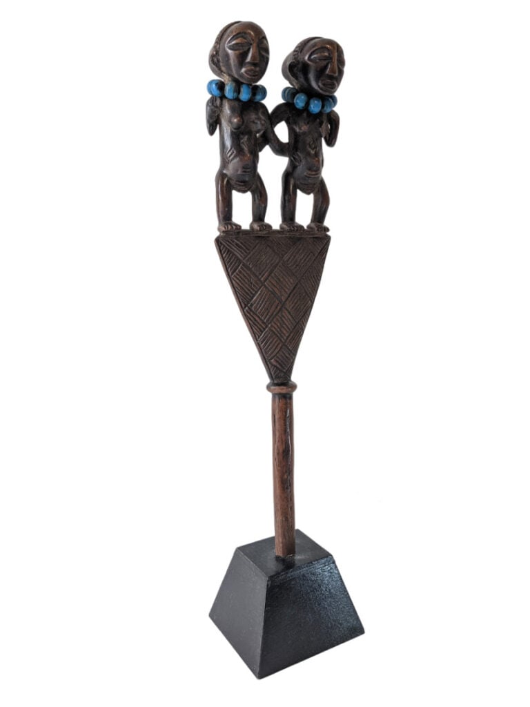 Lot de quatre objets : une petite scène en bronze du Bénin, un animal en bronze…