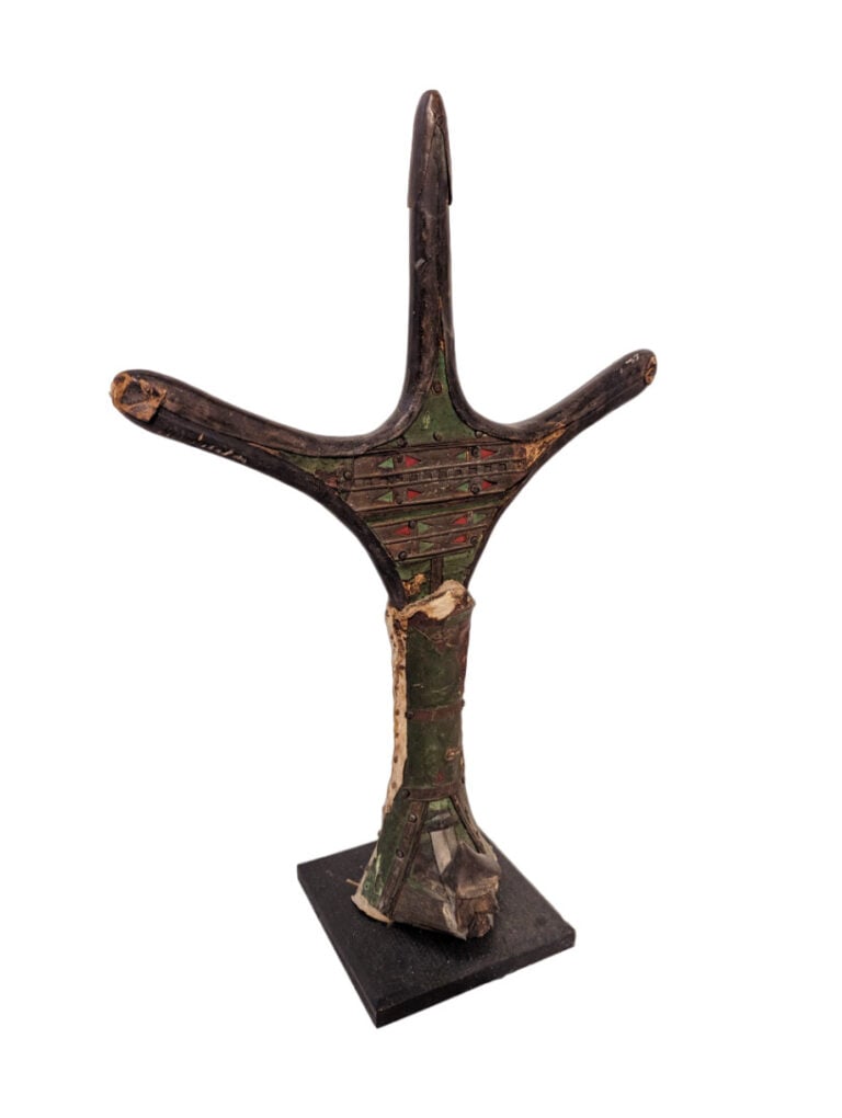 Lot de quatre objets : une poulie Bambara (Mali), un bronze, une pierre d'Océan…