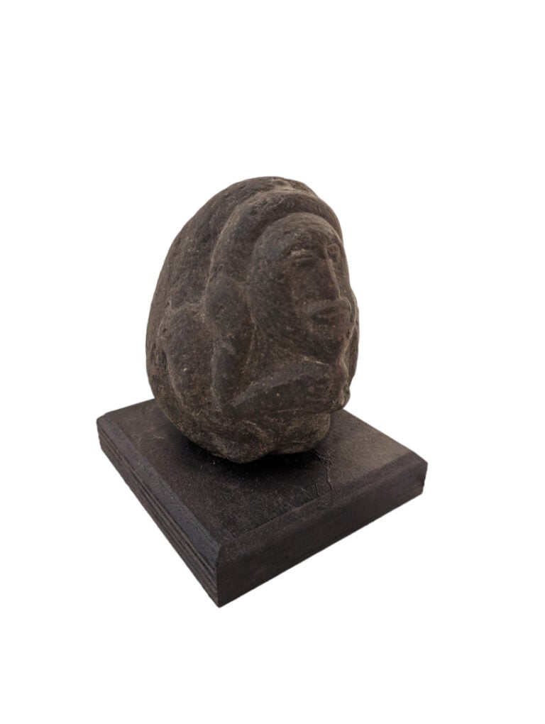 Lot de quatre objets : une poulie Bambara (Mali), un bronze, une pierre d'Océan…