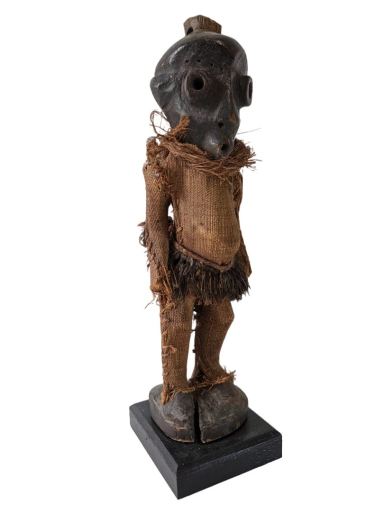 Lot de quatre objets : une statuette Lobi (Burkina Faso), une statuette Pendé (…