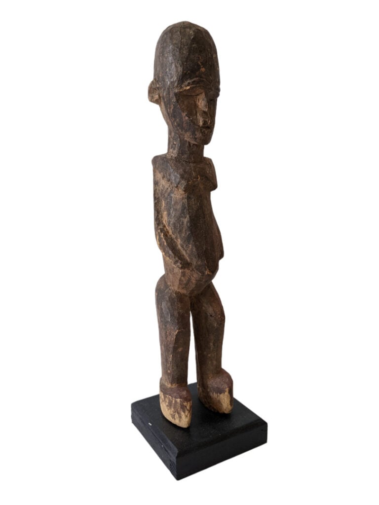 Lot de quatre objets : une statuette Lobi (Burkina Faso), une statuette Pendé (…