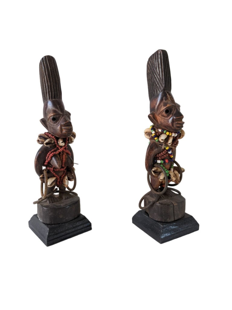 Lot de quatre objets : une statuette Lobi (Burkina Faso), une statuette Pendé (…