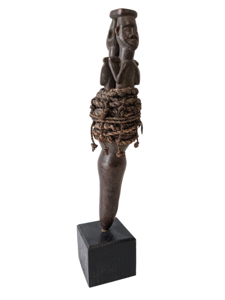 Lot de quatre objets : une statuette Mayombe (République démocratique du Congo)…