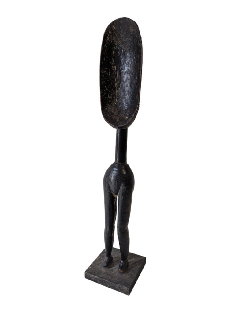 Lot de quatre objets : une statuette Mayombe (République démocratique du Congo)…