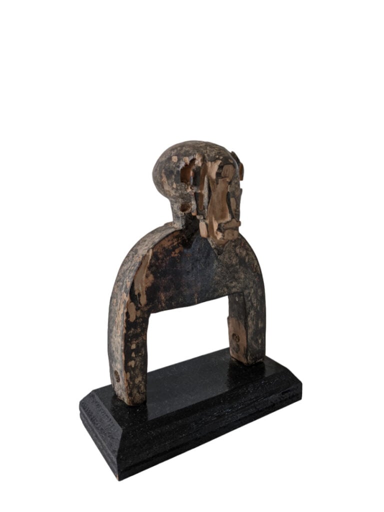 Lot de quatre objets : une statuette Mayombe (République démocratique du Congo)…