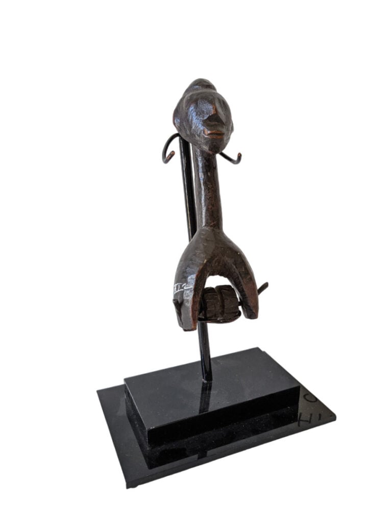 Lot de quatre objets : une statuette Téké (Gabon), une statuette Bembé (Républi…
