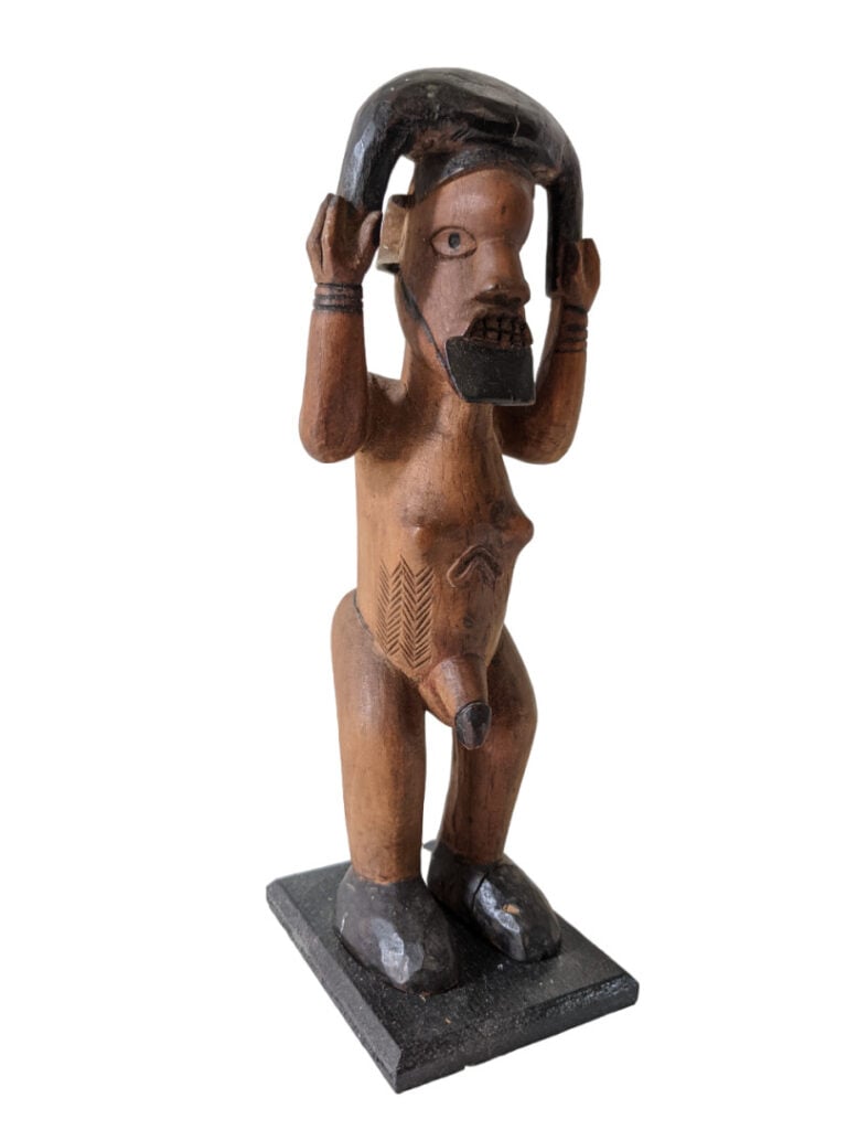 Lot de quatre objets : une statuette Téké (Gabon), une statuette Bembé (Républi…