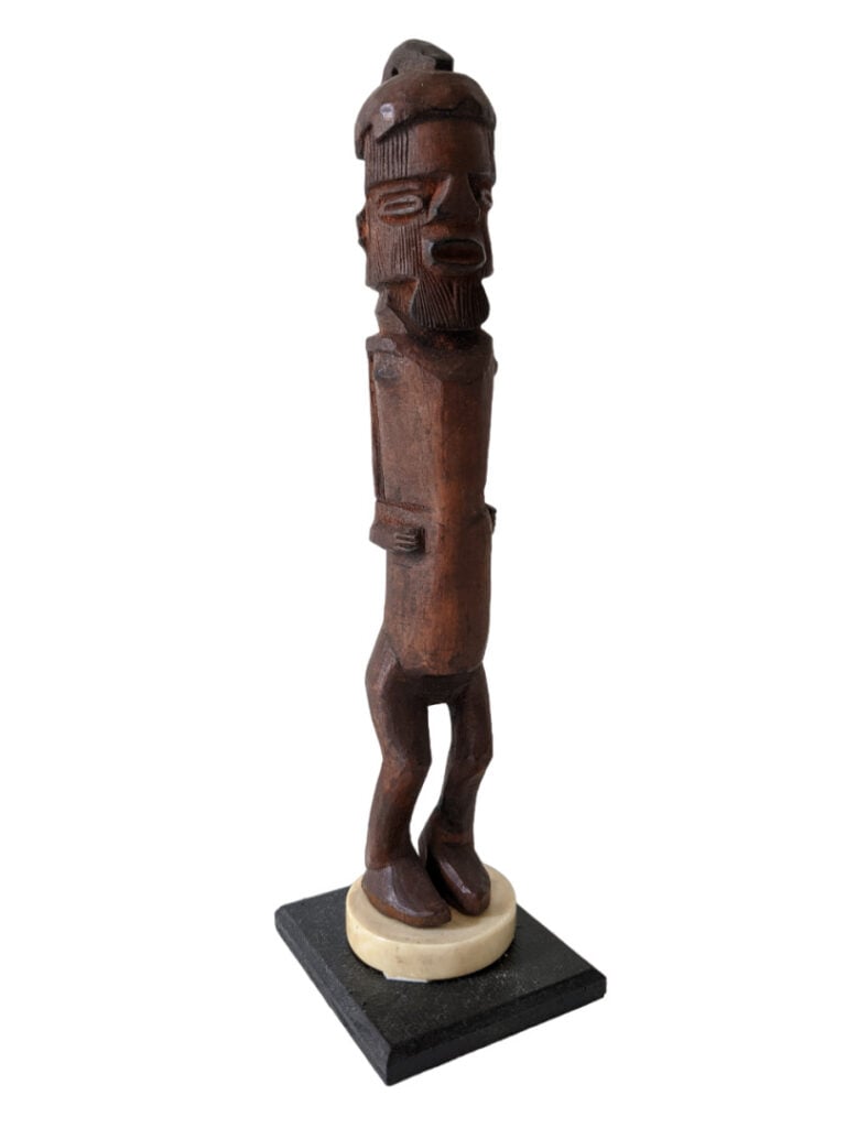Lot de quatre objets : une statuette Téké (Gabon), une statuette Bembé (Républi…