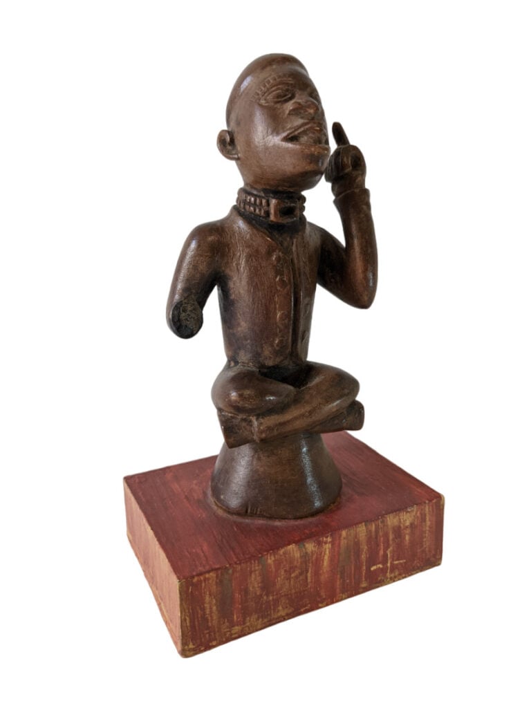 Lot de quatre objets : une statuette Téké (Gabon), une statuette Bembé (Républi…