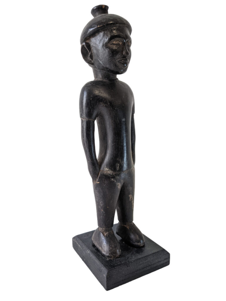 Lot de six objets : un Baoulé (Côte d'Ivoire) assis avec une patine rougeâtre,…