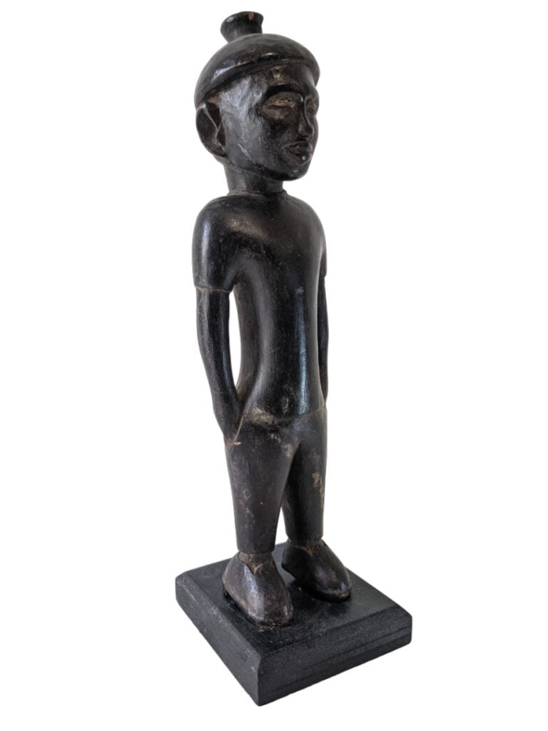 Lot de six objets : un Baoulé (Côte d'Ivoire) assis avec une patine rougeâtre,…