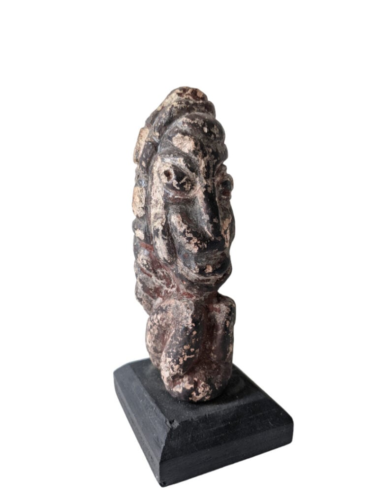 Lot de six objets : un Baoulé (Côte d'Ivoire) assis avec une patine rougeâtre,…