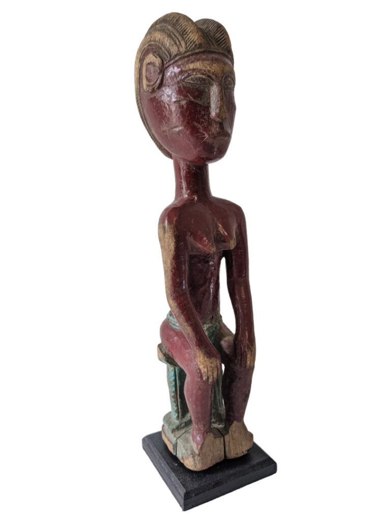 Lot de six objets : un Baoulé (Côte d'Ivoire) assis avec une patine rougeâtre,…