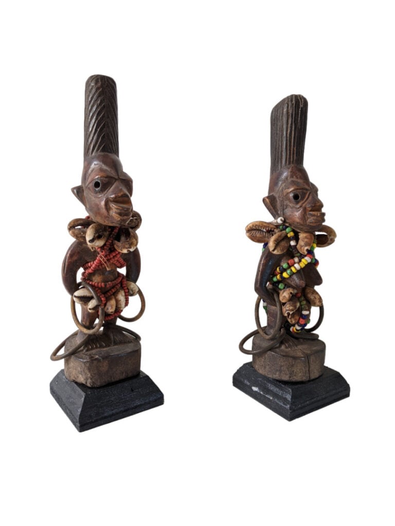 Lot de six objets : un Baoulé (Côte d'Ivoire) assis avec une patine rougeâtre,…
