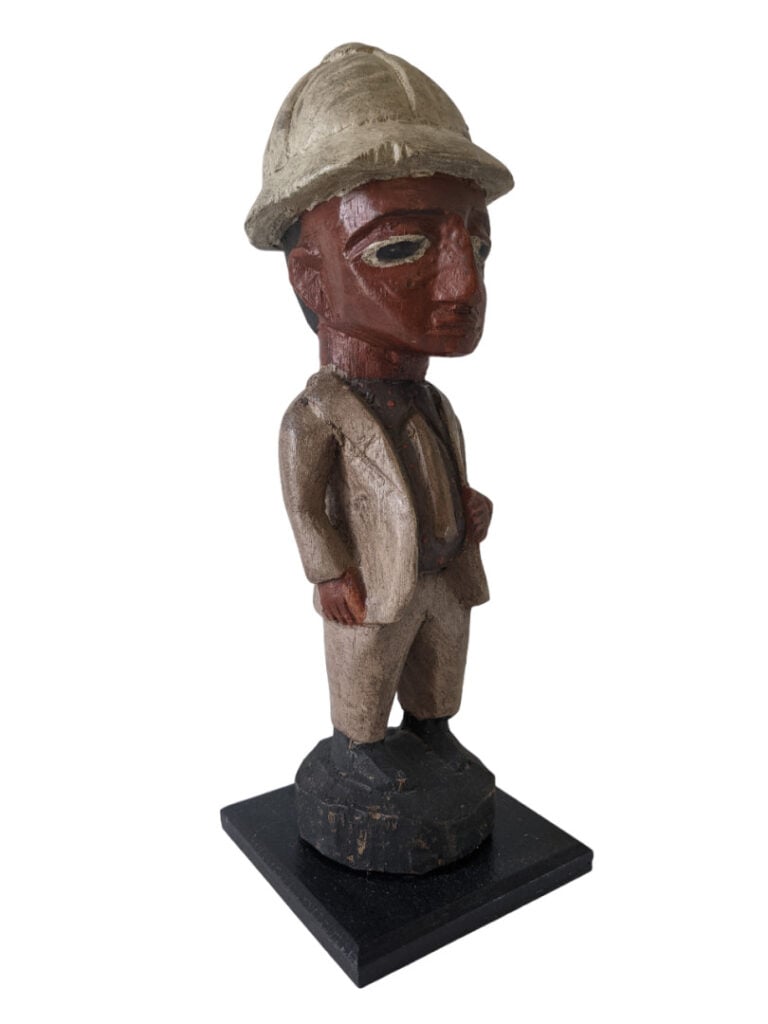 Lot de six objets : un Baoulé (Côte d'Ivoire) assis avec une patine rougeâtre,…