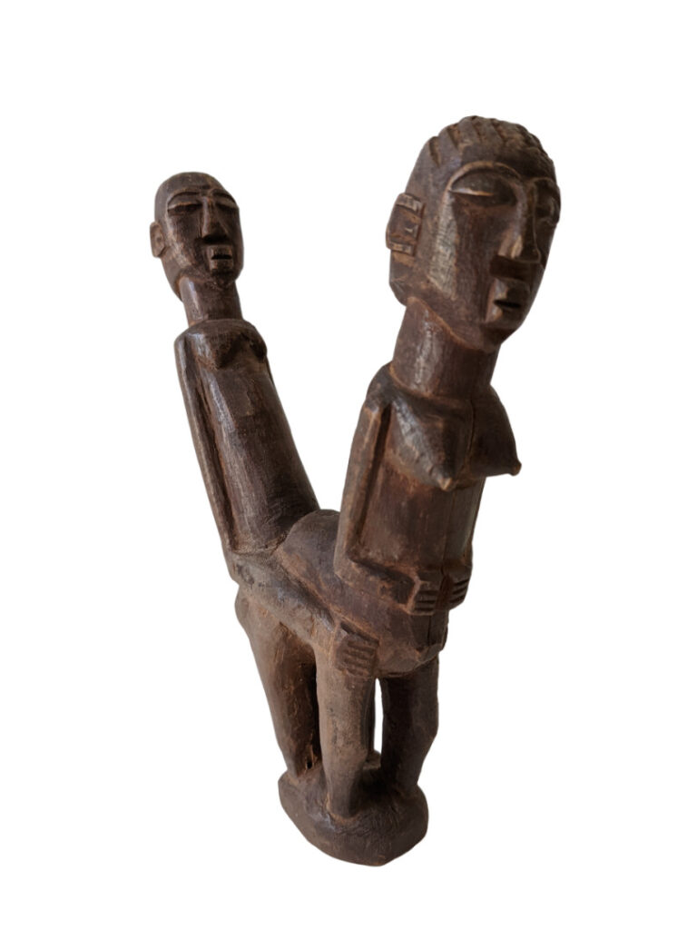 Lot de six objets : une statuette Baoulé (Côte d'Ivoire), un peigne Senoufo (Cô…