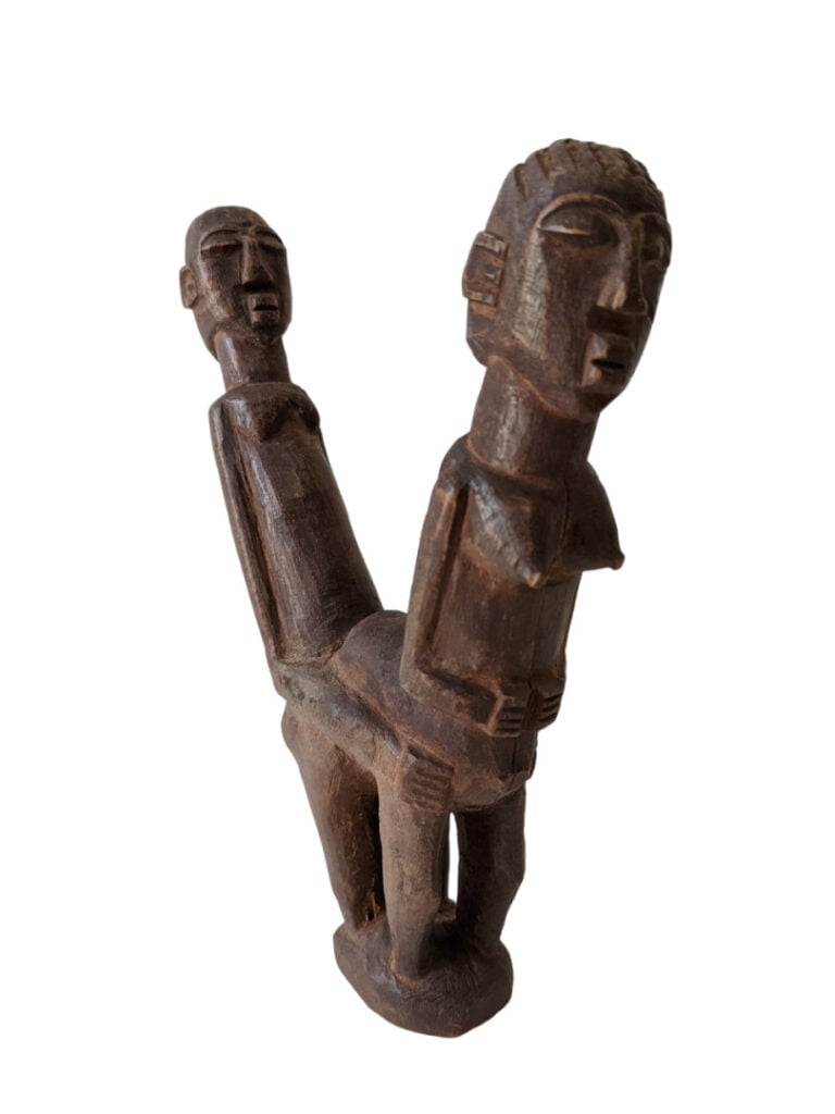 Lot de six objets : une statuette Baoulé (Côte d'Ivoire), un peigne Senoufo (Cô…