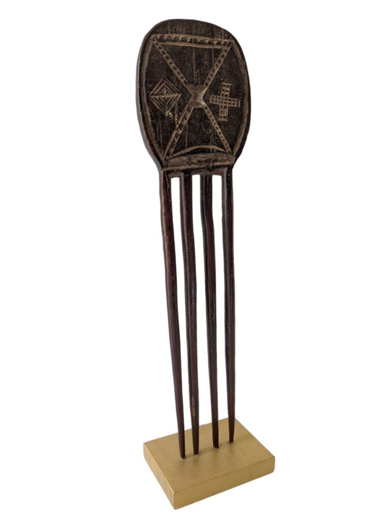 Lot de six objets : une statuette Baoulé (Côte d'Ivoire), un peigne Senoufo (Cô…