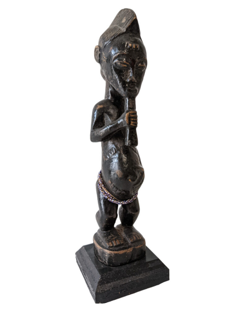 Lot de six objets : une statuette Baoulé (Côte d'Ivoire), un peigne Senoufo (Cô…